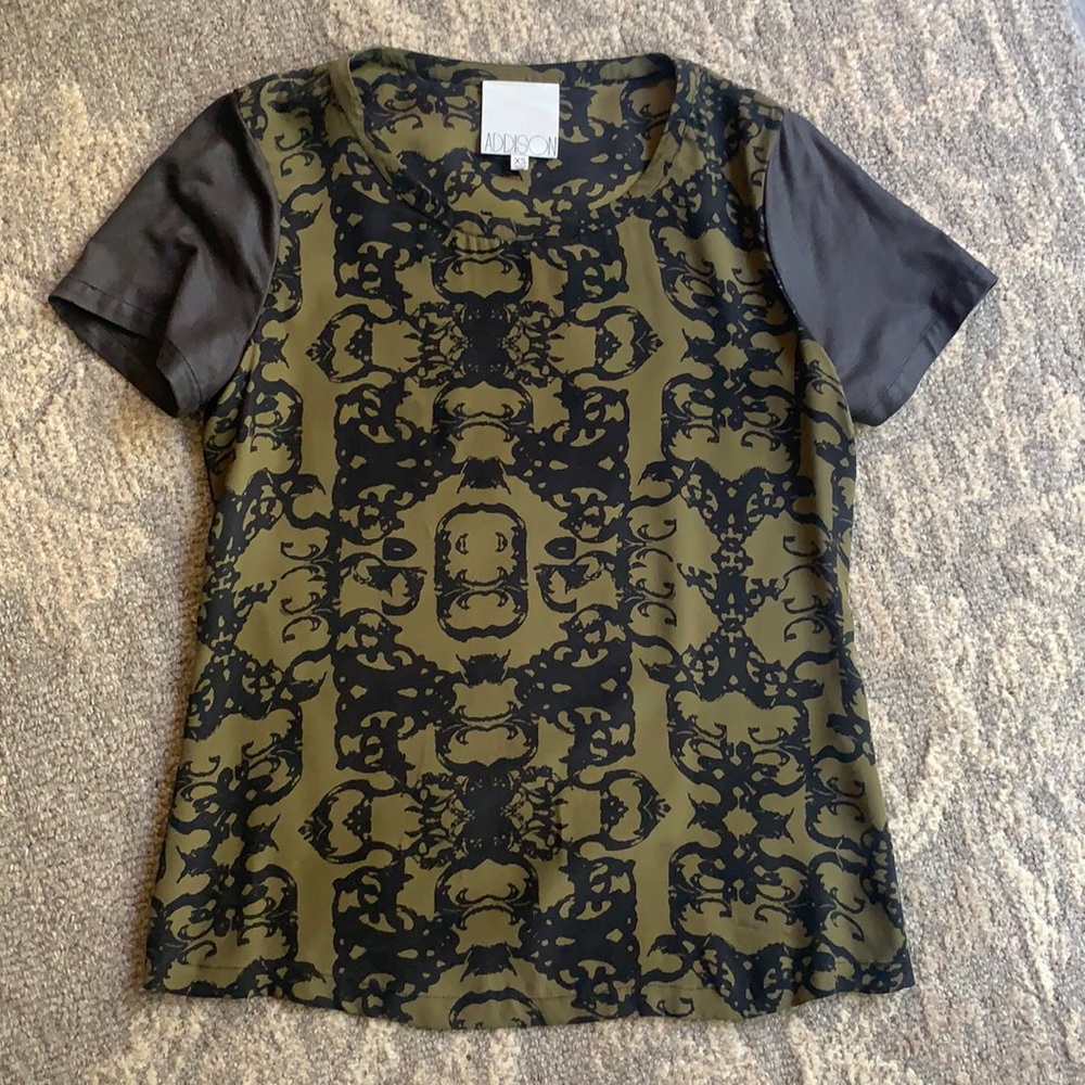 Addison Silk Short Sleeve Top in Olive Green Print